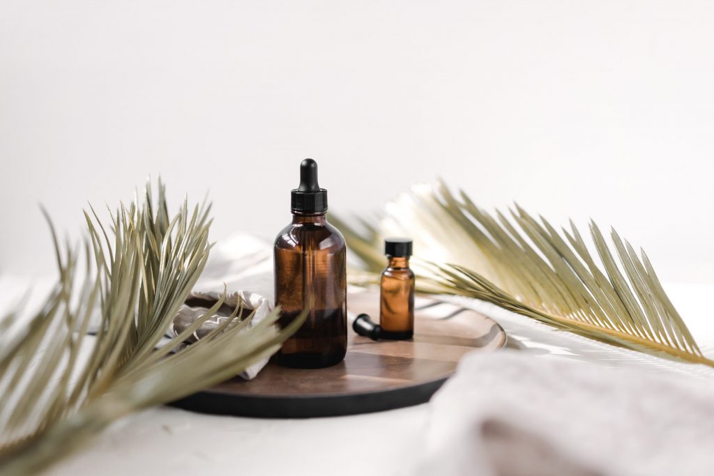 Discover how essential oils can combat brain fog and fatigue boost mental clarity and integrate easily into your daily routine