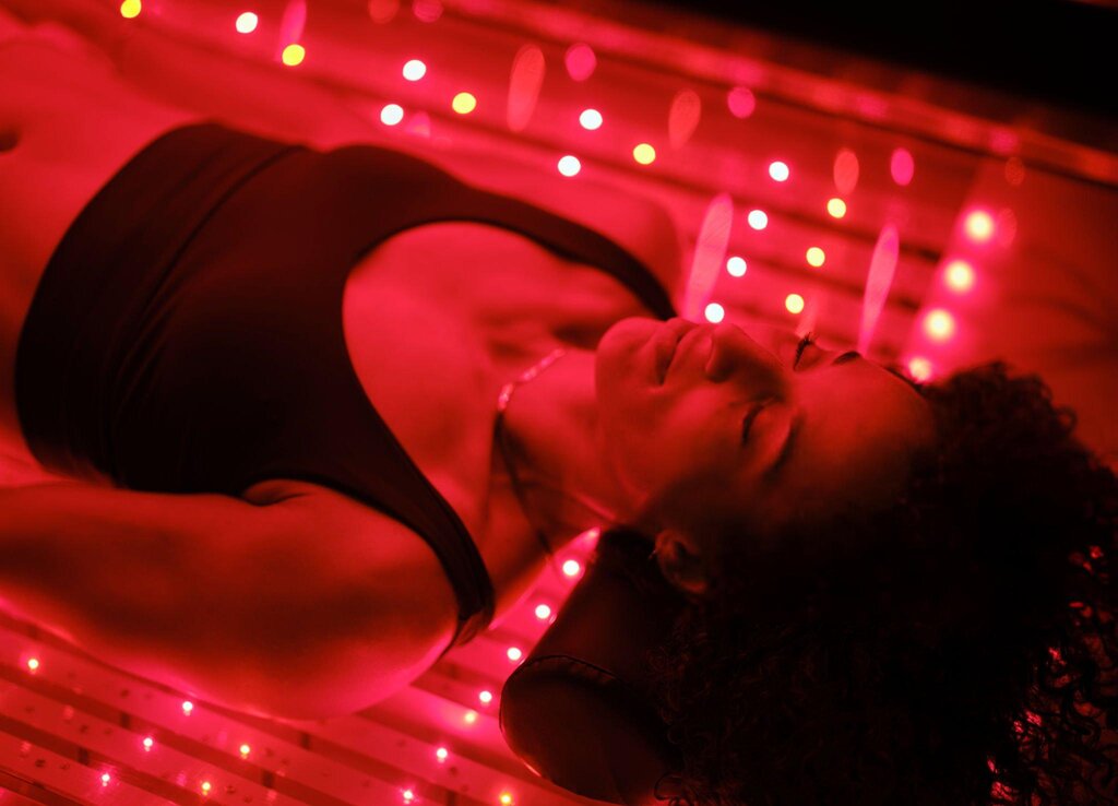 woman_receiveing_red_light_therapy
